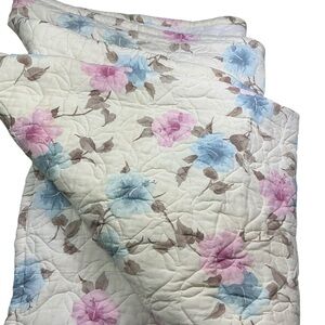 Vintage 70s floral quilted bedspread USA 94 x 99 beautiful